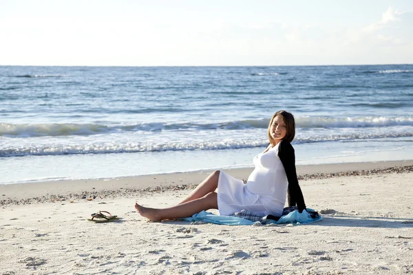 Menina expectante bonita na praia . — Fotografia de Stock