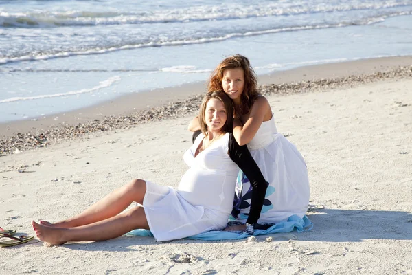 两个美丽的姐妹们在海滩上. — 图库照片