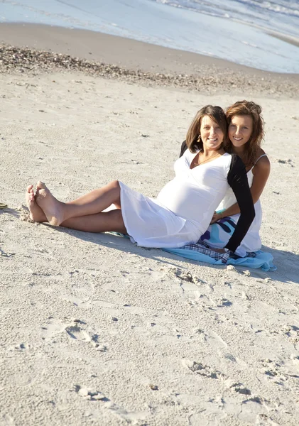 Две прекрасные сестры на пляже . — стоковое фото