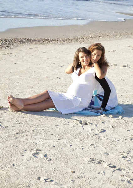 Två vackra systrar på stranden. — Stockfoto
