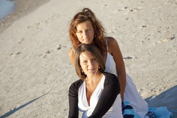 Две прекрасные сестры на пляже . — стоковое фото