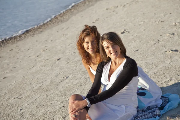 해변에서 아름 다운 두 자매. — 스톡 사진