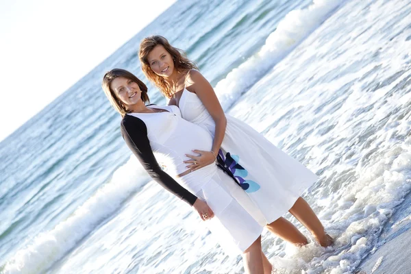Dos hermanas en la playa . —  Fotos de Stock