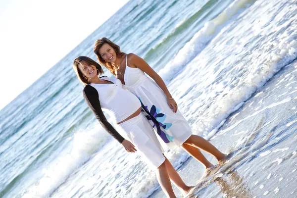 Duas irmãs na praia . — Fotografia de Stock