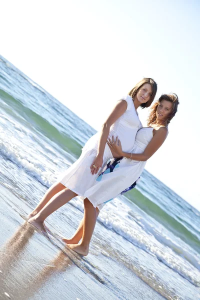 Dwie siostry na plaży. — Zdjęcie stockowe