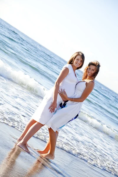 Dos hermanas en la playa . — Foto de Stock