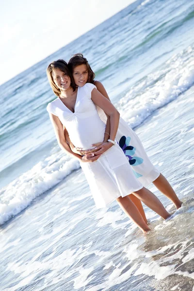 Zwei Schwestern am Strand. — Stockfoto