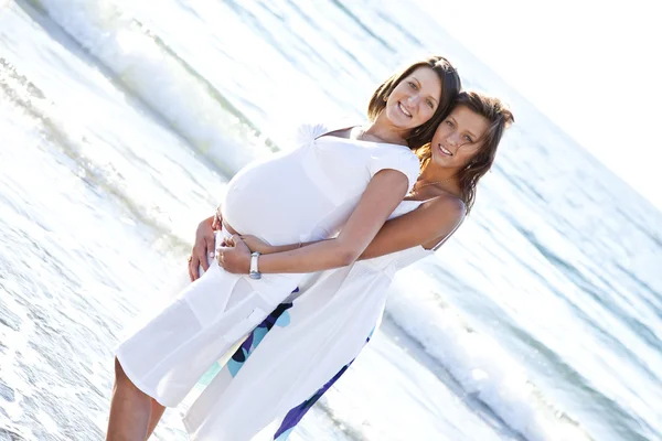 Två systrar på stranden. — Stockfoto