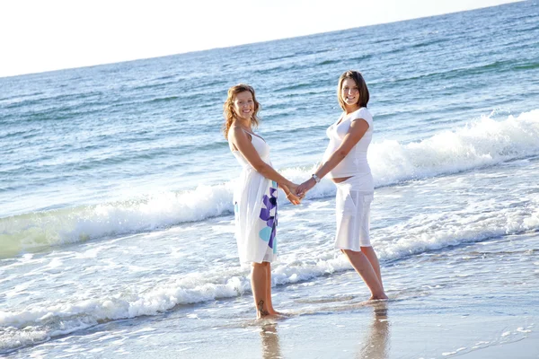 Duas irmãs engraçadas na praia . — Fotografia de Stock
