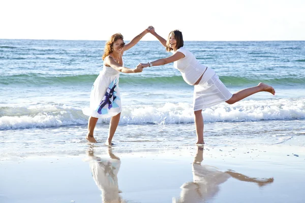 Due sorelle divertenti sulla spiaggia . — Foto Stock