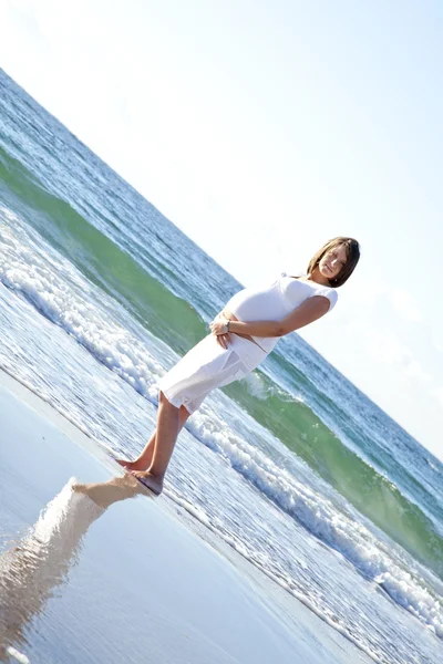 Hermosa chica embarazada en la playa . —  Fotos de Stock