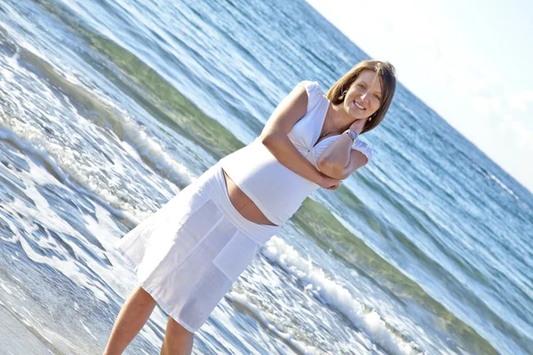 Vackra blivande tjej på stranden. — Stockfoto