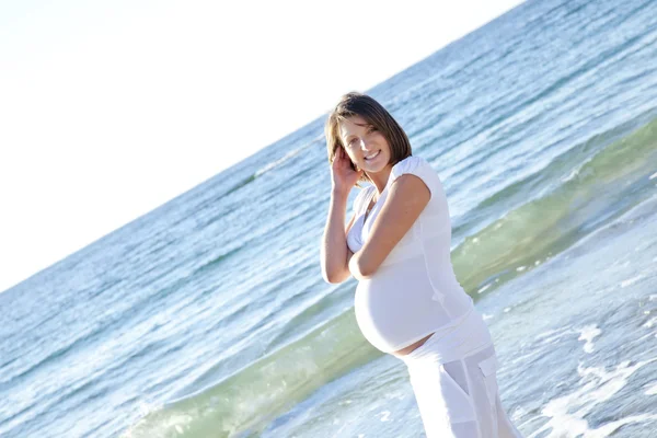 ビーチで美しい妊婦女の子. — ストック写真