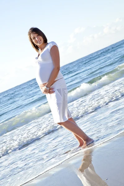 Gyönyörű várandós lány a strandon. — Stock Fotó