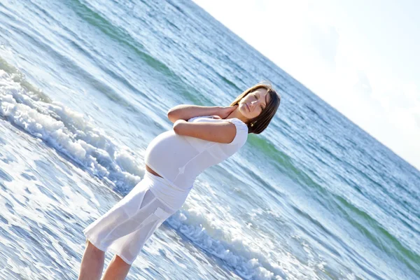 Menina expectante bonita na praia . — Fotografia de Stock