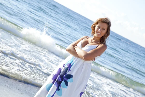 Gyönyörű vörös hajú lány a strandon. — Stock Fotó