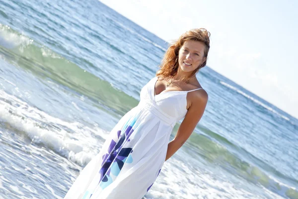 Krásná rusovlasá dívka na pláži. — Stock fotografie