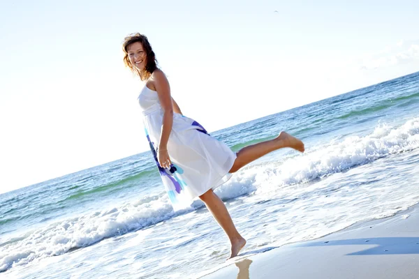 Hermosa chica pelirroja en la playa . — Foto de Stock