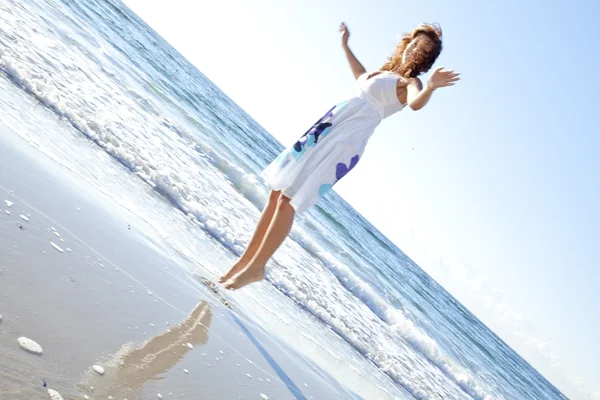Hermosa chica pelirroja en la playa . — Foto de Stock