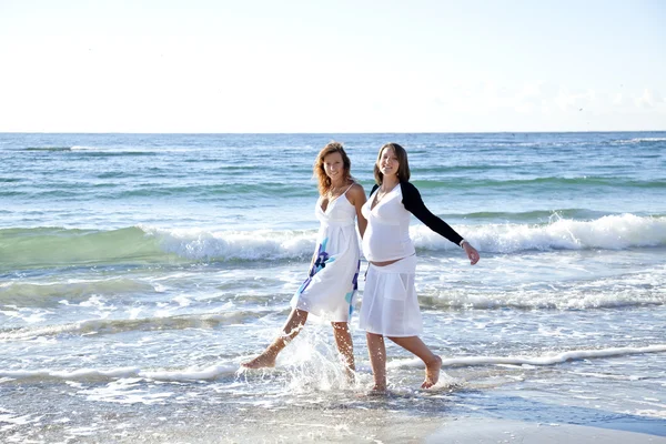 해변에서 재미 있는 두 자매. — 스톡 사진