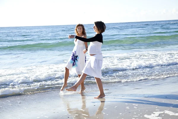 Dos hermanas divertidas en la playa . —  Fotos de Stock