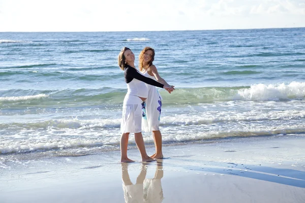 Twee grappige zusters op het strand. — Stockfoto