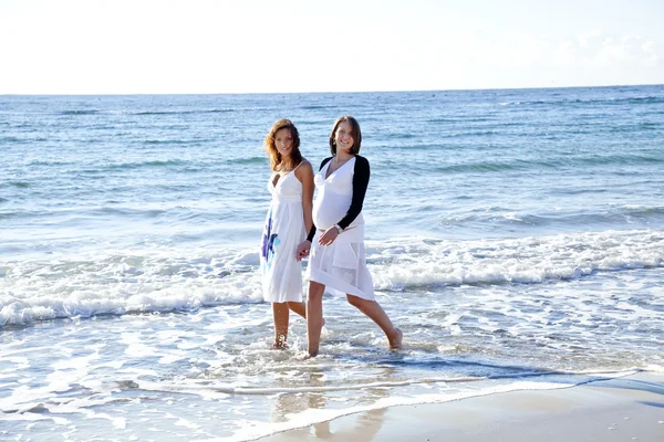 Dos hermanas divertidas en la playa . — Foto de Stock