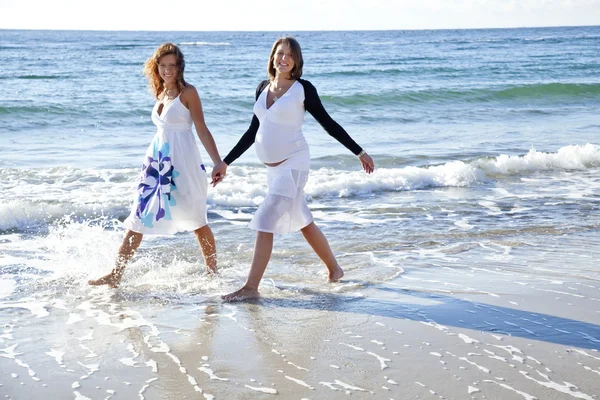 Dwie siostry zabawny na plaży. — Zdjęcie stockowe