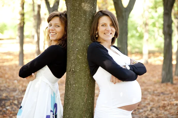 Två vackra systrar i parken. — Stockfoto
