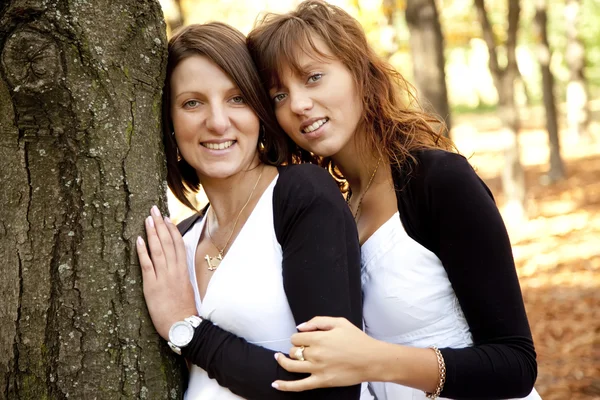 两个美丽的姐妹们在公园里. — 图库照片