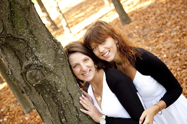 Two beautiful sisters in the park. — Stock Photo, Image