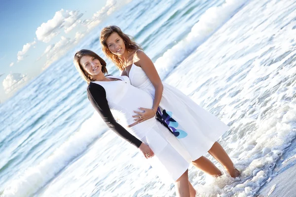Két sisters a strandon. — Stock Fotó