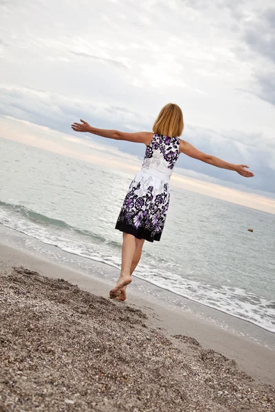 Mladá dívka v letní šaty na pláži. — Stock fotografie