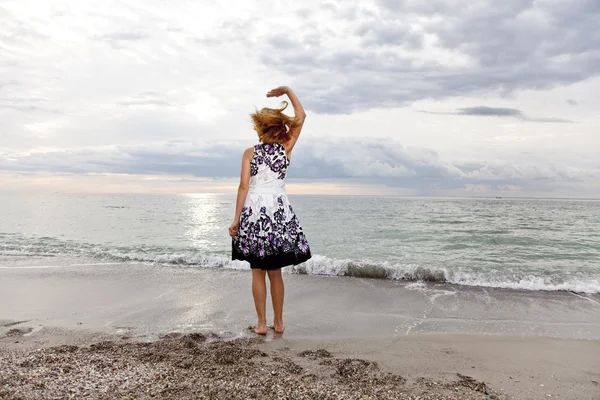 Young girl in sundress on the beach. — Stock Photo, Image