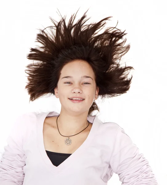 Giovane ragazza divertente sdraiato su sfondo bianco — Foto Stock
