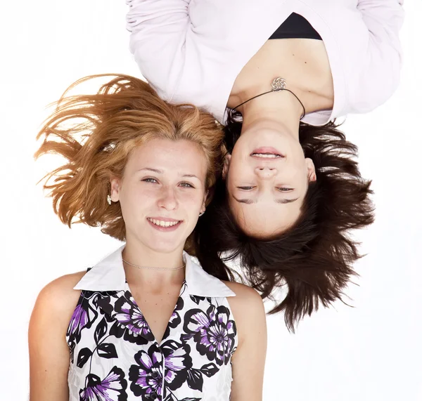 Dos chica divertida acostada sobre fondo blanco . — Foto de Stock