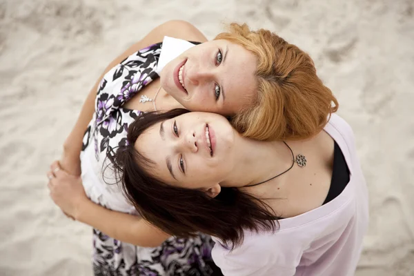 Портрет двух девушек на пляже . — стоковое фото