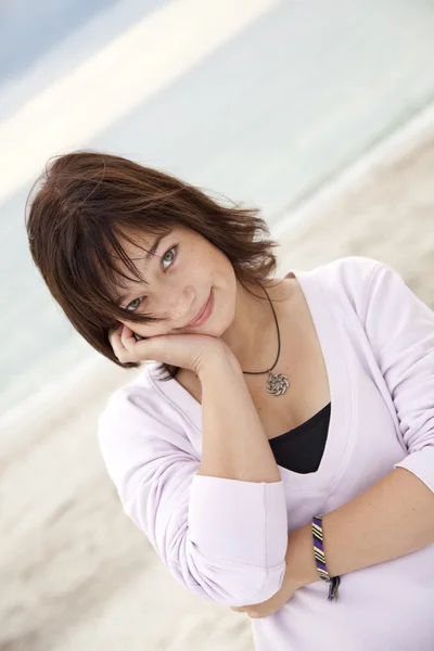 Portrait of beautiful brunet girl on the beach. — Stock Photo, Image