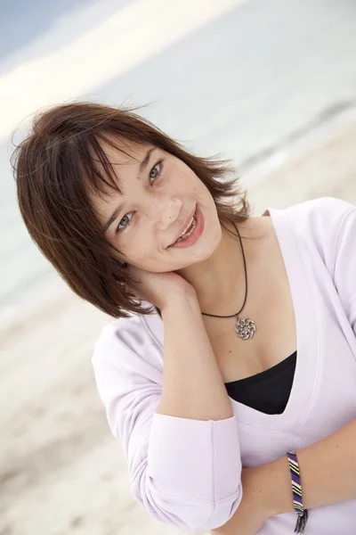 Portret pięknej brunet dziewczyny na plaży. — Zdjęcie stockowe