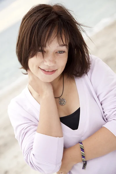 Retrato de bela menina morena na praia . — Fotografia de Stock