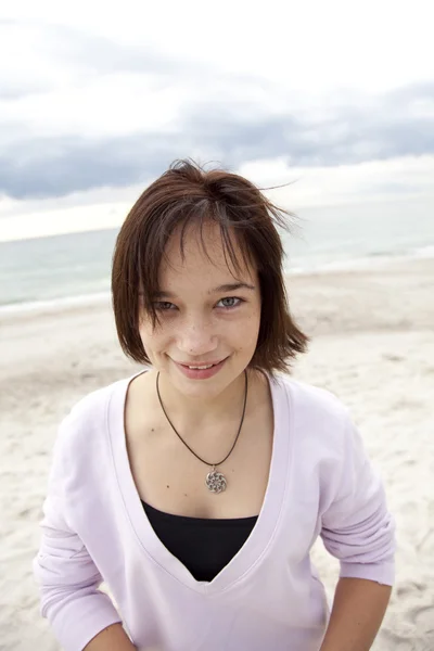 Porträtt av vackra brunhåriga tjejen på stranden. — Stockfoto
