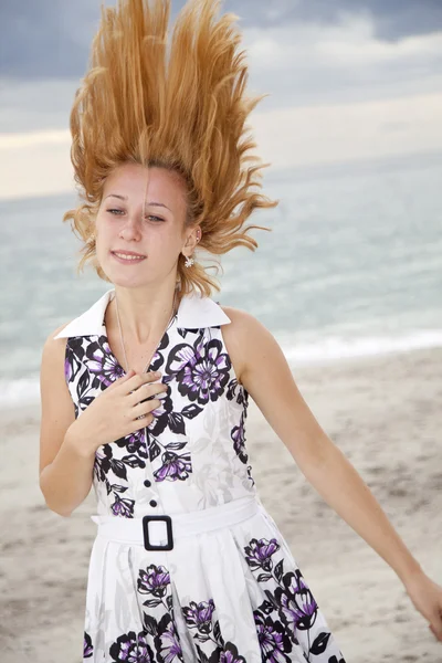 Retrato de menina loira bonita com cabelo de tousle na praia . — Fotografia de Stock