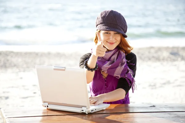 Portrait of red-haired girl with laptop at beach. — Stock Photo, Image