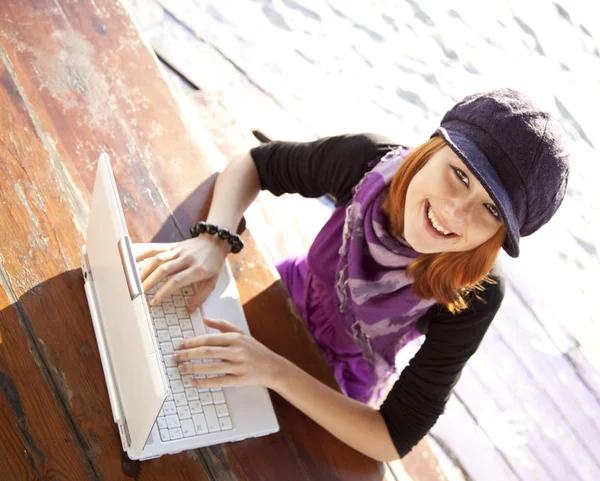 Vörös hajú lány laptop strandon portréját. — Stock Fotó