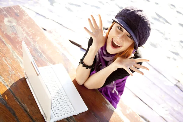Portrait of red-haired girl with laptop at beach. — Stock Photo, Image