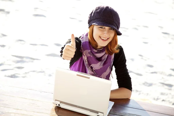 Πορτρέτο του κοκκινομάλλα κοπέλα με το laptop στην παραλία. — Φωτογραφία Αρχείου
