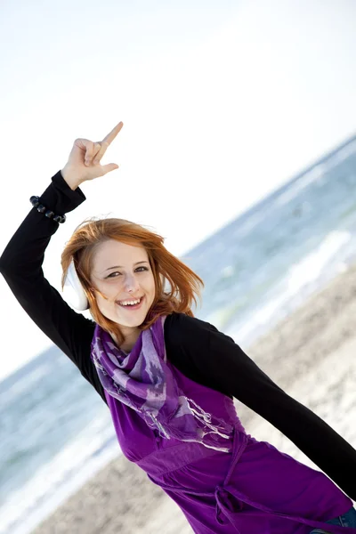 Retrato de menina de cabelos vermelhos com fone de ouvido na praia . — Fotografia de Stock