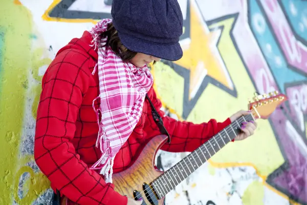 Retrato de cerca de una joven feliz con guitarra y graffiti — Foto de Stock