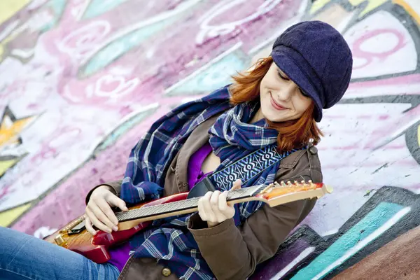 Closeup πορτρέτο ενός ευτυχής νεαρού κοριτσιού με κιθάρα και γκράφιτι — Φωτογραφία Αρχείου