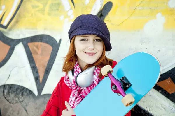 Vértes egy gördeszka és graff boldog fiatal lány portréja — Stock Fotó